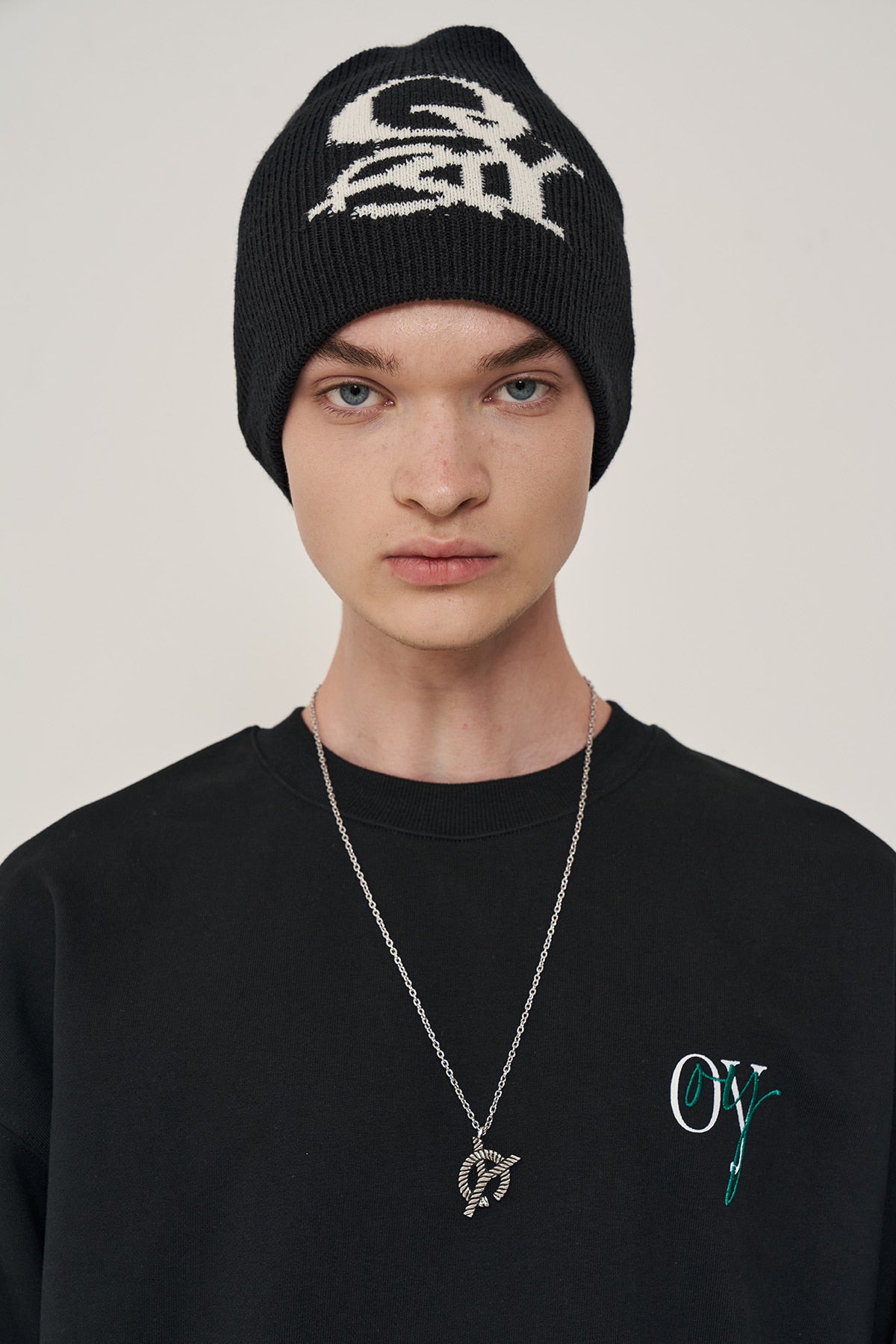 OY SHORT BEANIE - BLACK | capacitasalud.com