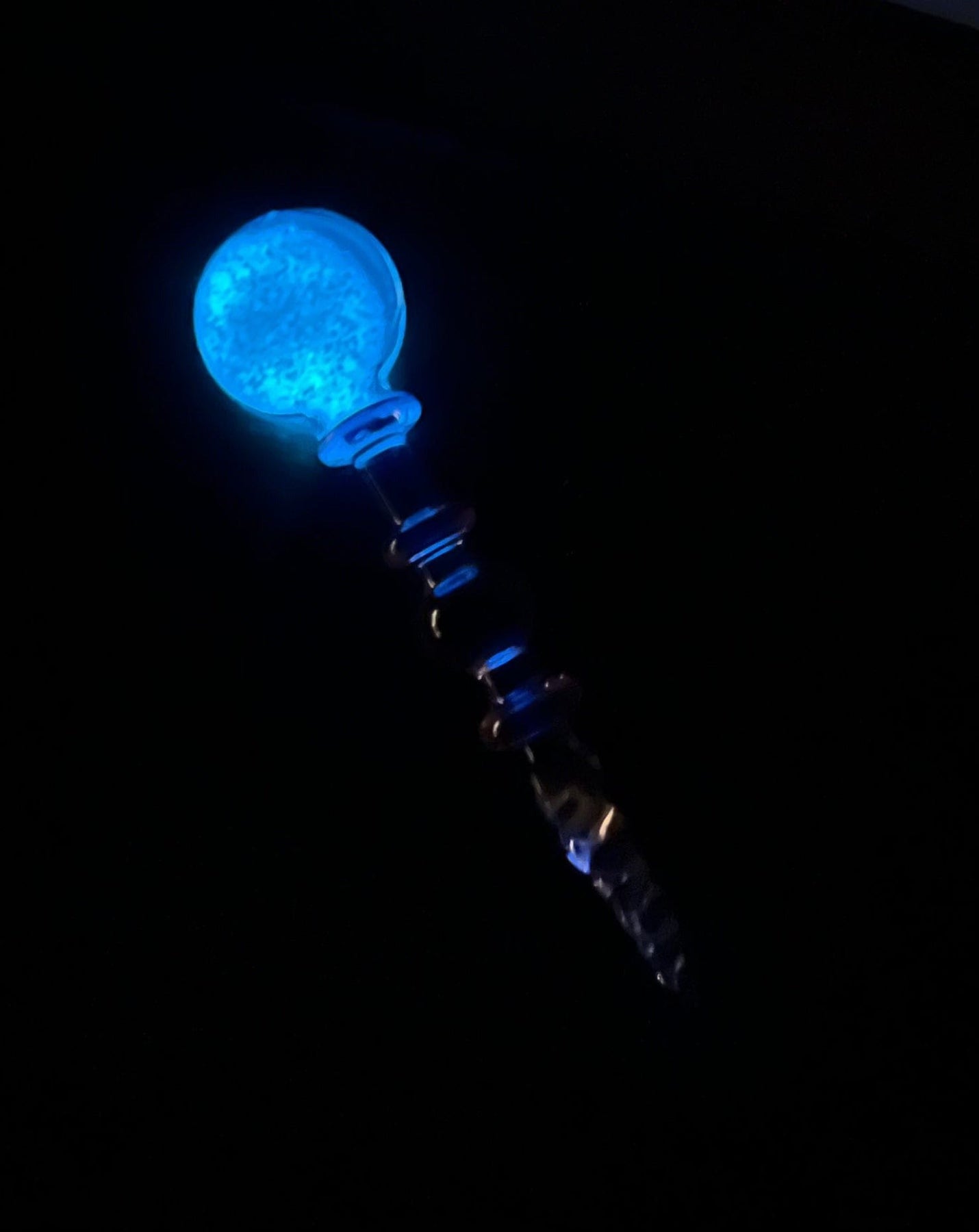 a blue glow-in-the-dark dab tool