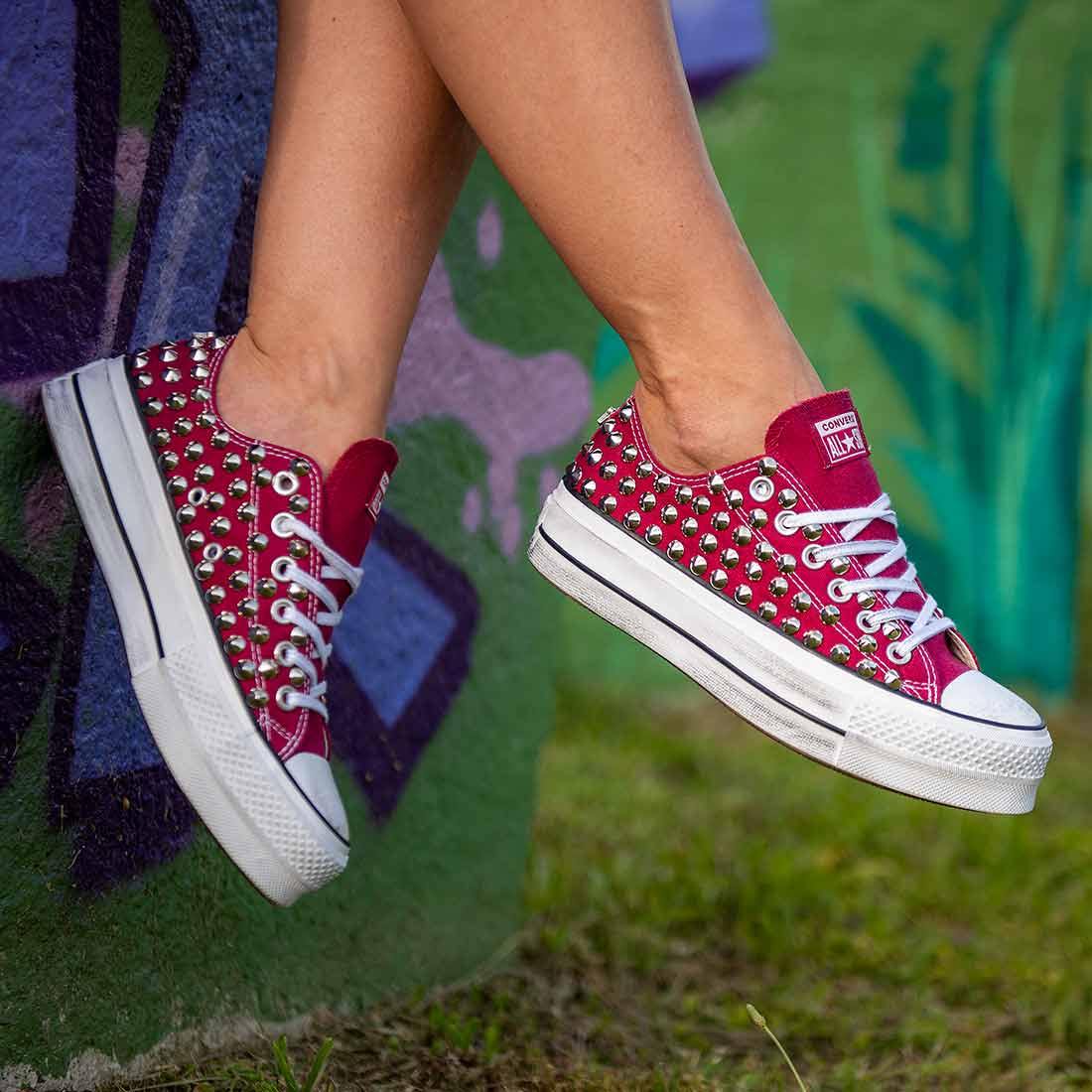 converse rosse con borchie