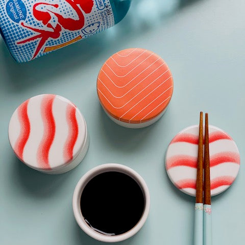 Sushi skåle til soya i keramik med grafik som sushi hos JAHOKO