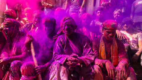 fete holi hommes recouverts de poudres colorees rose et violette