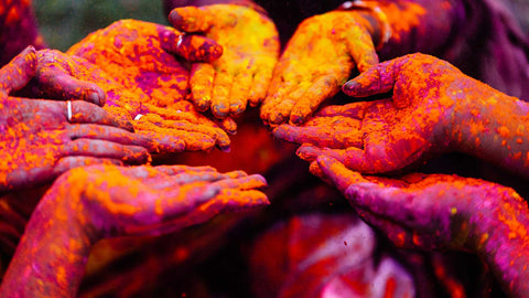 holi fete des couleurs inde mains colorees de poudre
