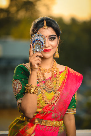 femme indienne bindi point rouge traditionnel