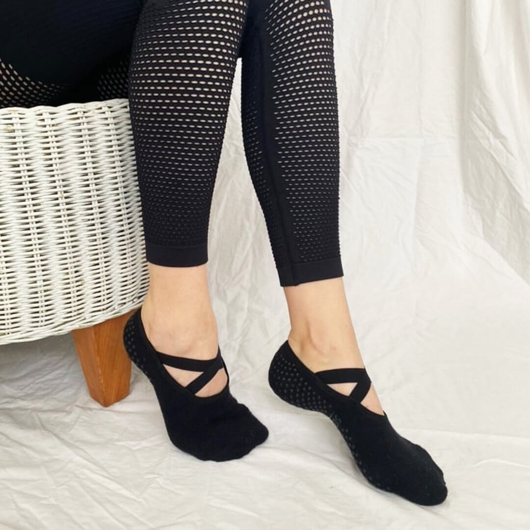  SWINILAYA 2 Pairs Five Toe Yoga Socks With Grips For  Women,Pilates Grip Socks,Pilates Socks,No Slip Socks,Perfect for Yoga,  Pilates Size 5-10 (Grey+Black) : Clothing, Shoes & Jewelry