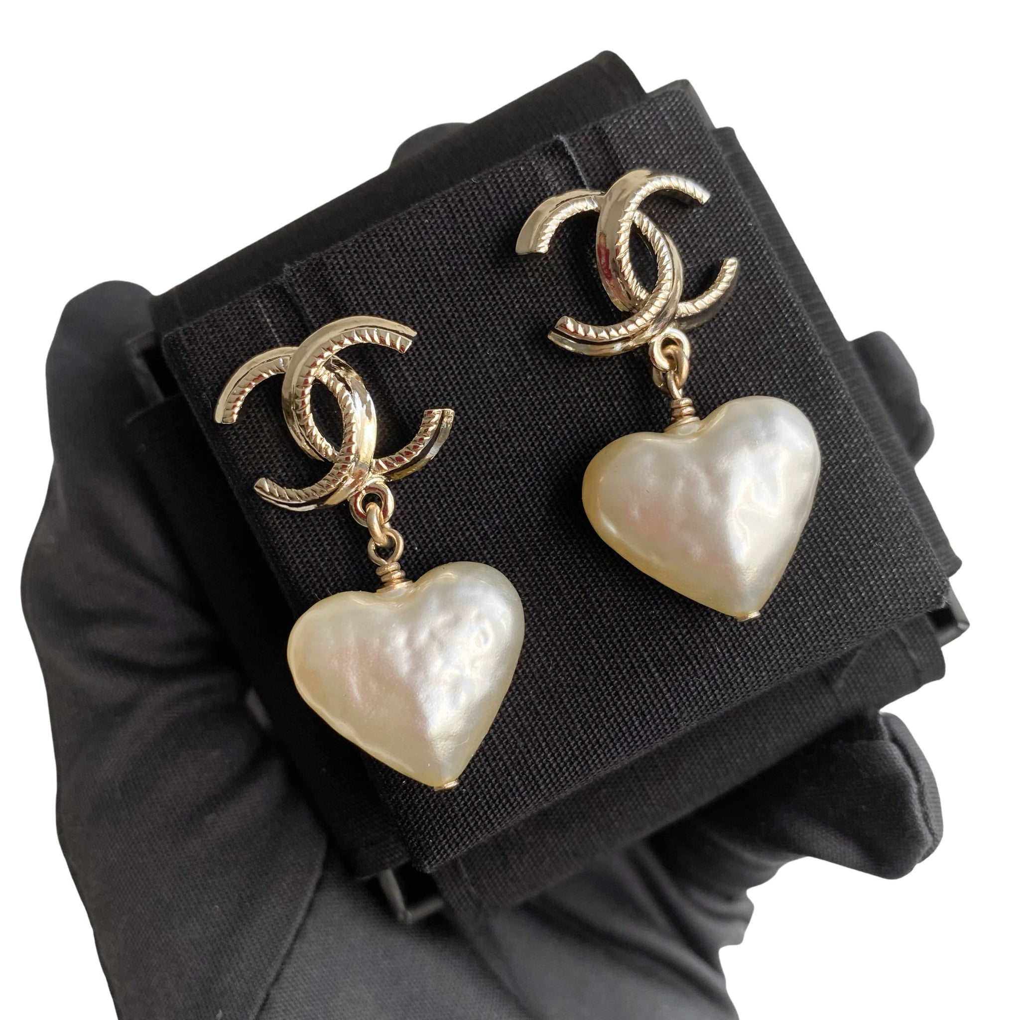 Vintage iconic CCs Chanel heart clip-on earring, made of black ebony sign.  2CC8