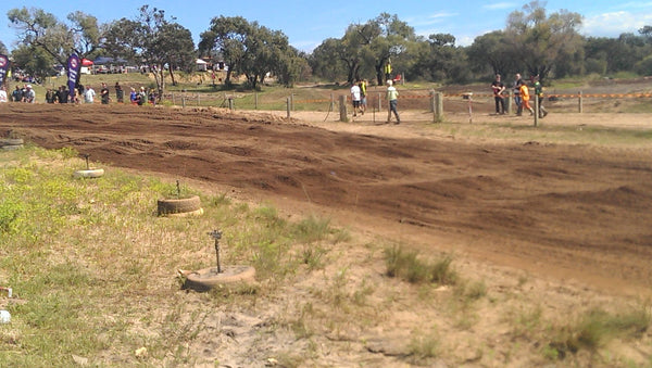 Saltos ou lombas de travagem antes de uma curva numa pista de MX. Imagem via reddit.com