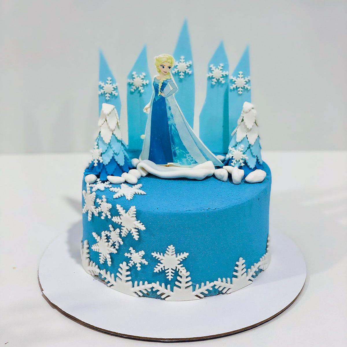 Frozen theme Cake with Hand Painting by Creme Castle