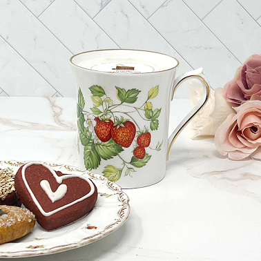 Chocolate Ganache-scented Candle with heart-shaped pastry and roses as a Valentines Day Gift Idea