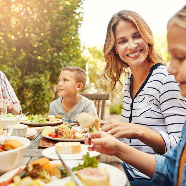 Семья евшая людей. People eat on Terrace.