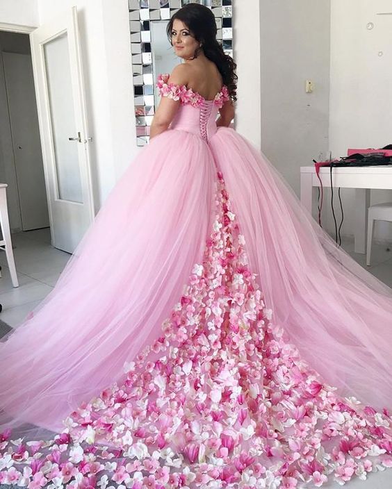Красивое розовое свадебное платье