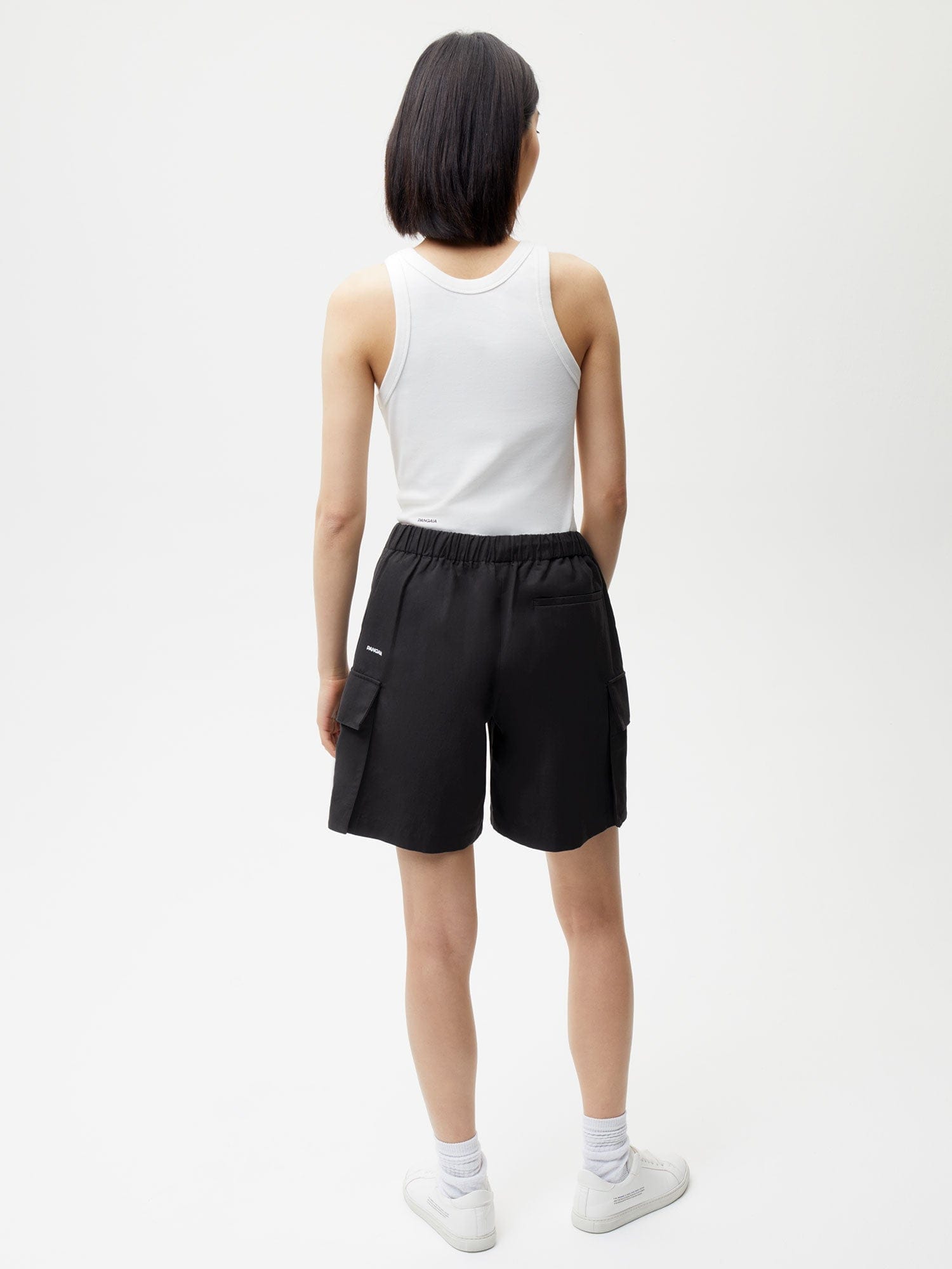 https://cdn.shopify.com/s/files/1/0035/1309/0115/products/Cotton-Linen-Cargo-Short-Black-Female-2.jpg?v=1662476445