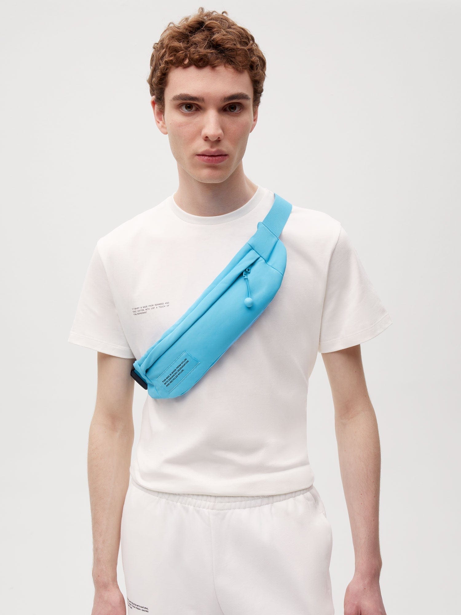 https://cdn.shopify.com/s/files/1/0035/1309/0115/products/Nylon-Padded-Fannypack-Beach-Blue-Male-1.jpg?v=1662476249