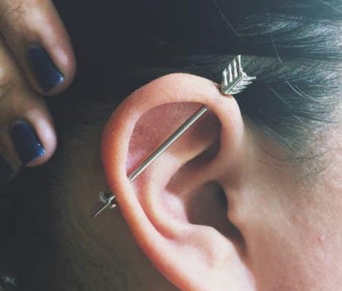 Piercing all'orecchio industriale
