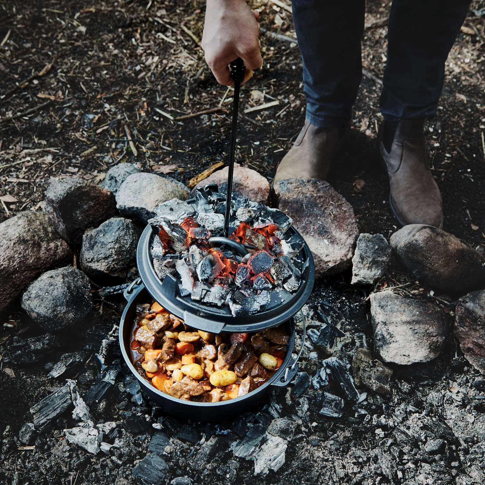  Lodge BOLD 4 Quart Cast Iron Dutch Oven, Design-Forward  Cookware: Campfire Cookware: Home & Kitchen