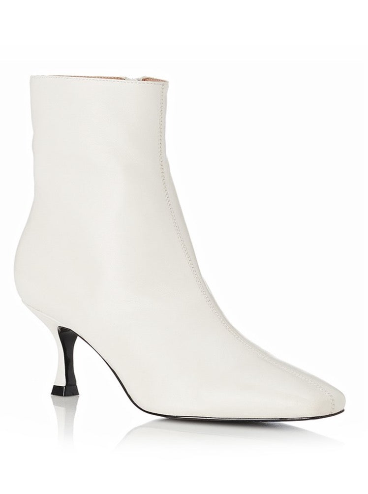 alias mae white boots