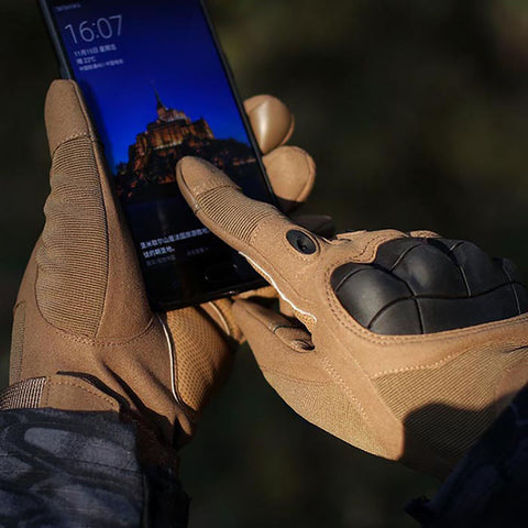 Mit unserem Taktischen Vollfinger Handschuh kannst du auch ganz bequem den Touchscreen deines Smartphones benutzen.