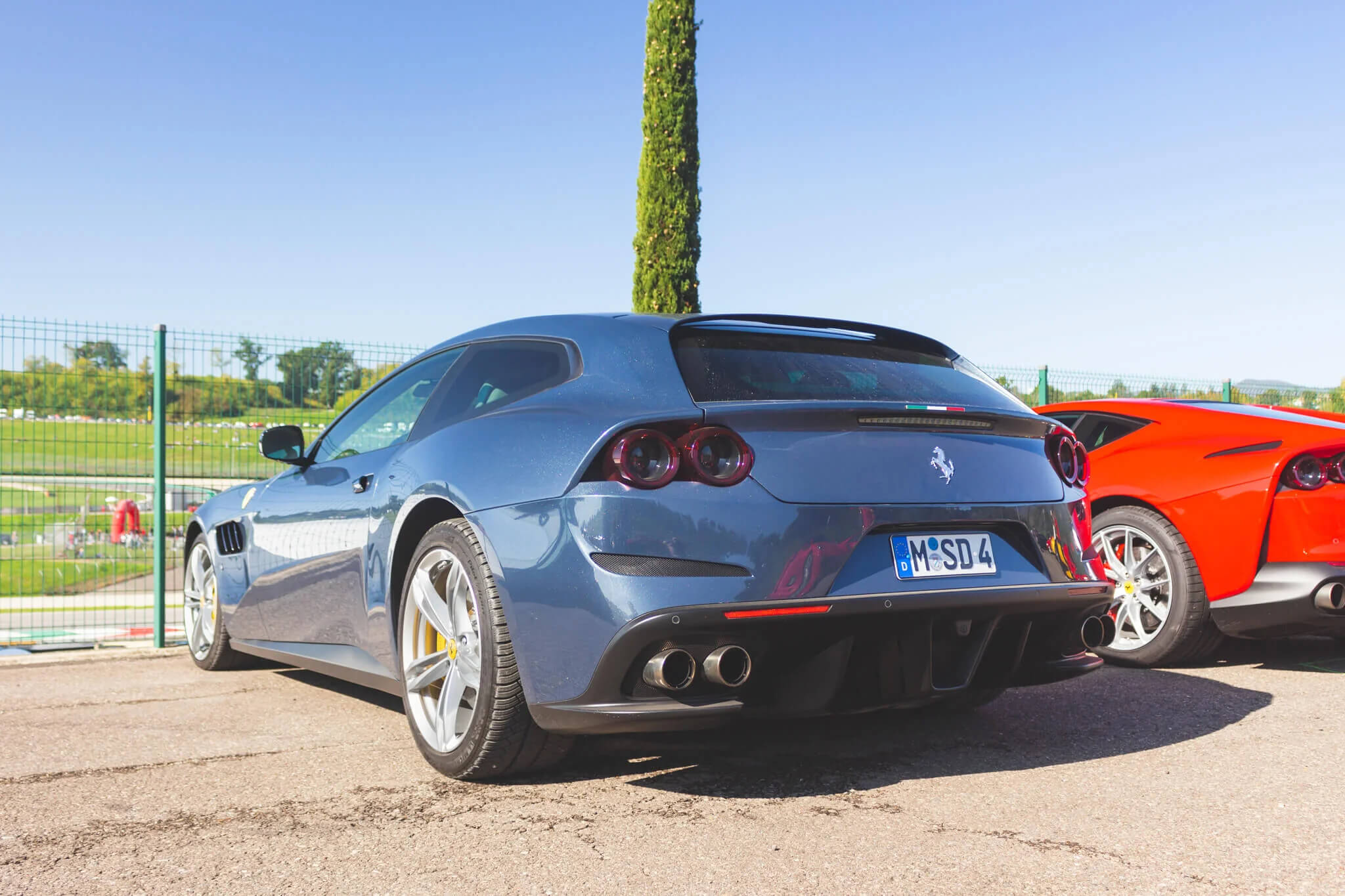 Ferrari GTC4Lusso in Blu Ahrabian