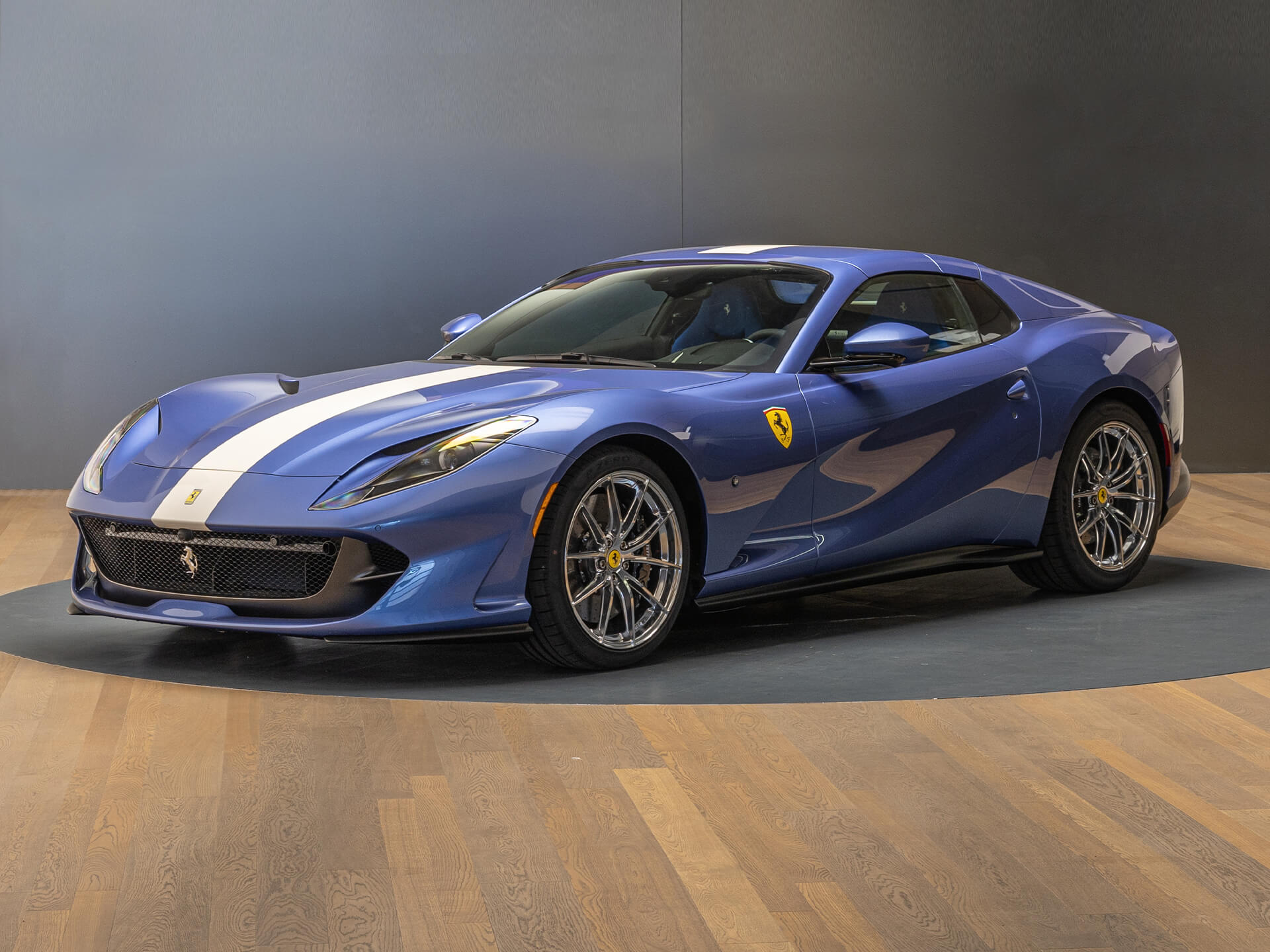 Blu Genziana Triplo Strato Ferrari 812 GTS