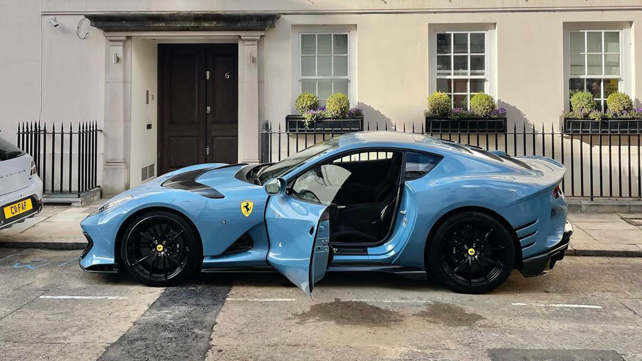 Ferrari 812 Competizione Blu Pazzesco