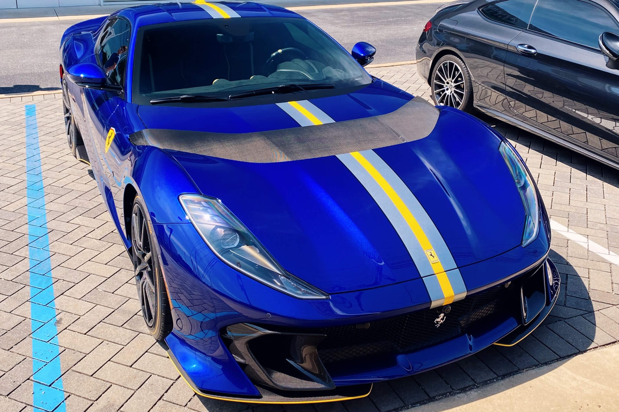 Ferrari 812 Competizione in Blu Vietri