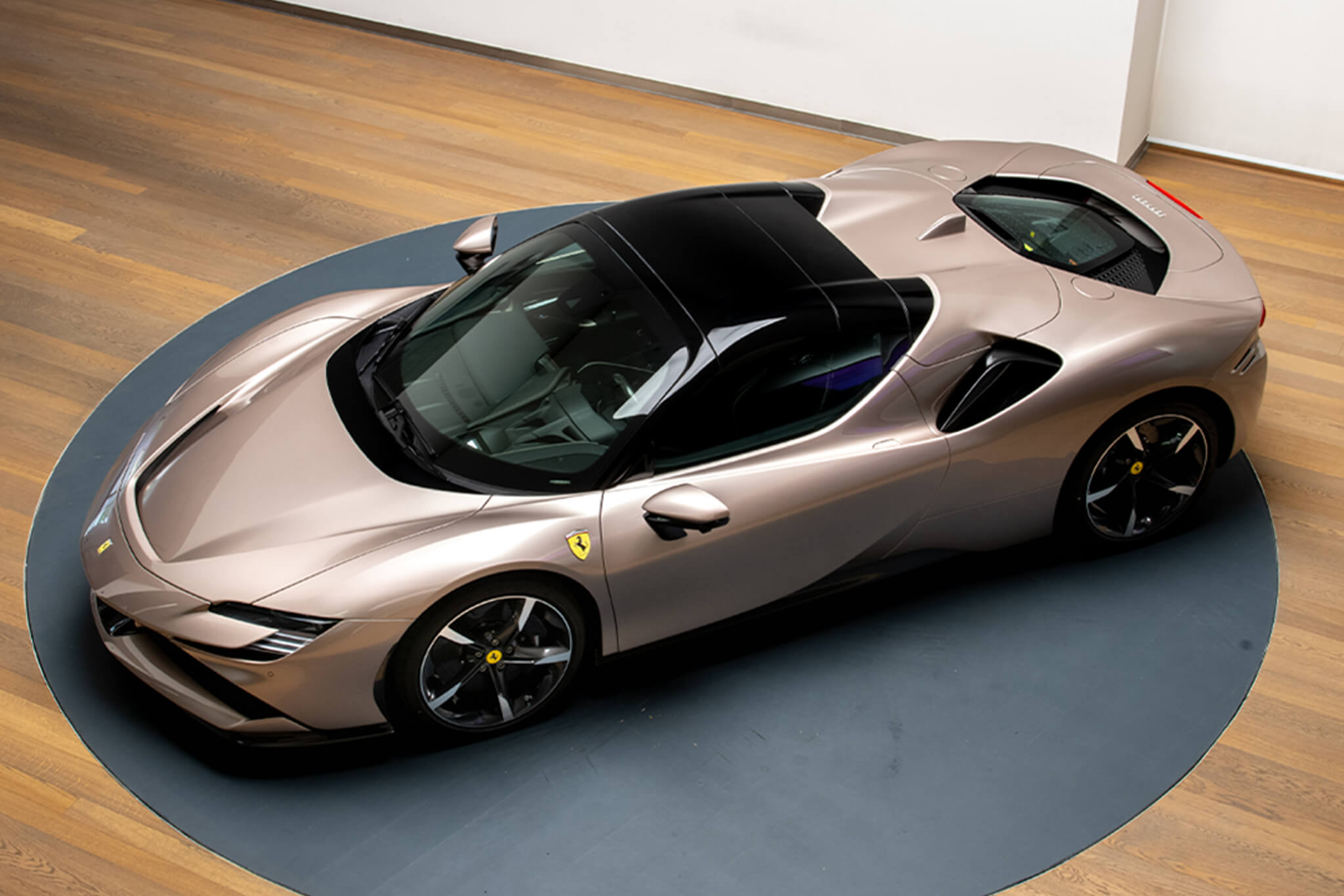 Ferrari SF90 Stradale in Grigio Galvano