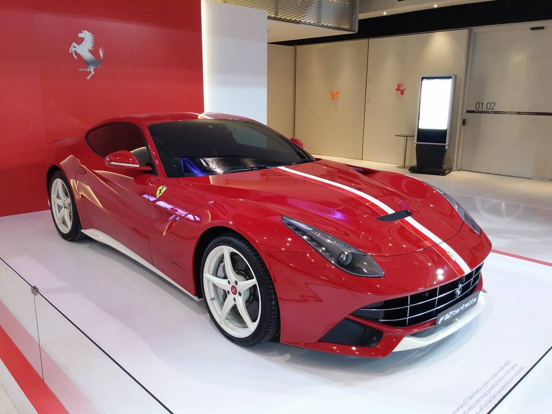 Ferrari F12berlinetta in Rosso Singapore