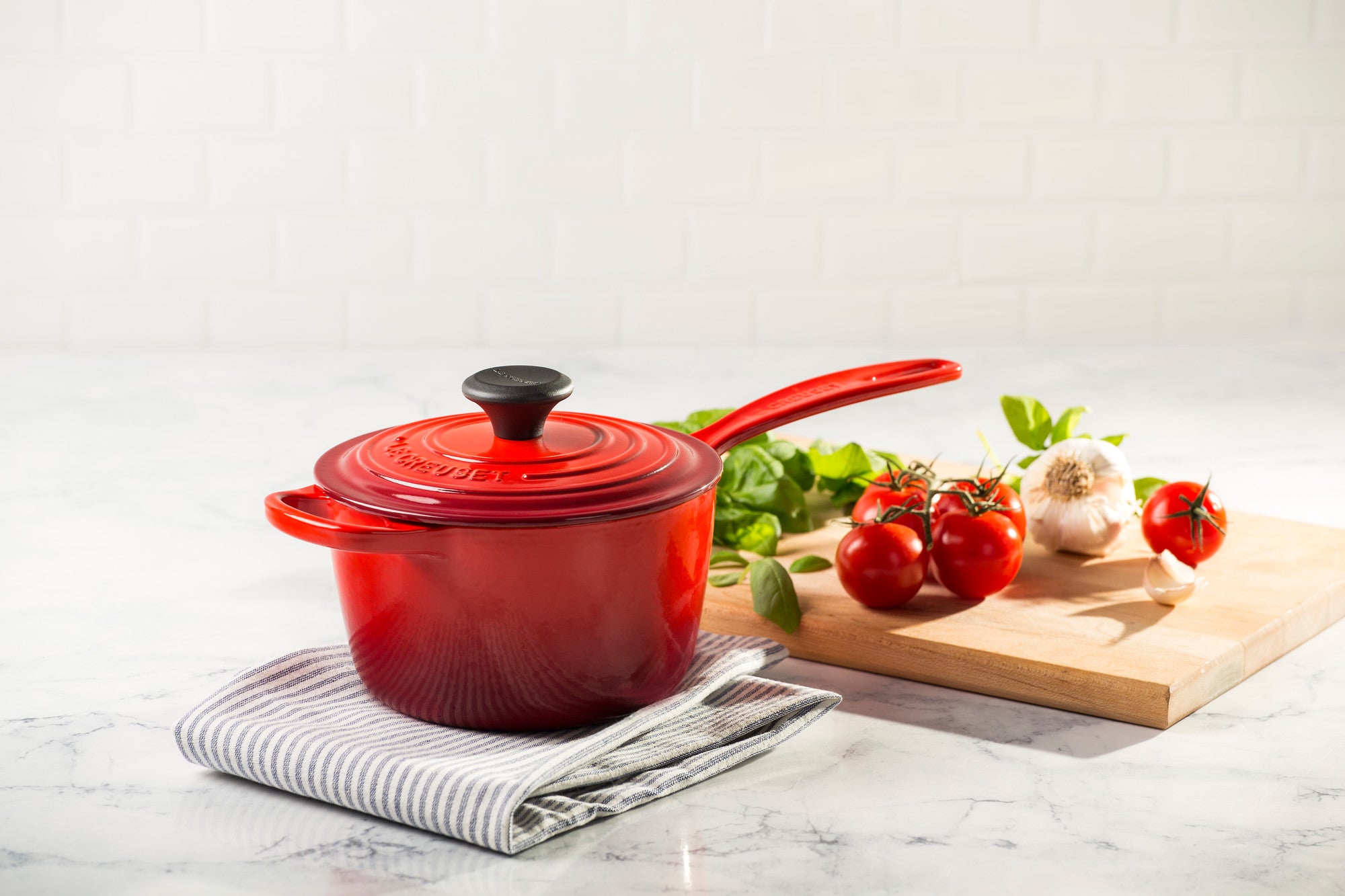 Кастрюля на плите. Суповая тарелка le Creuset. Кастрюля на столе. Борщ в кастрюле. Фон кастрюли.