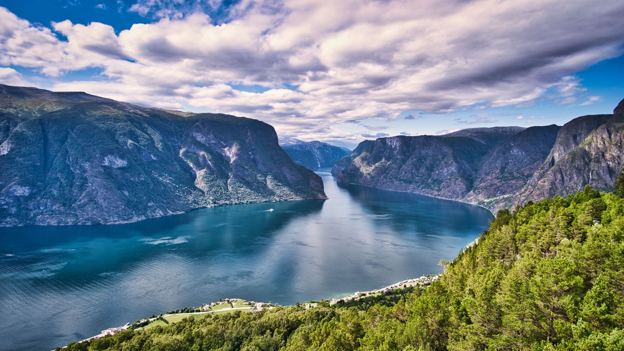 kig ud over aurdalsfjorden og de stejle fjelde