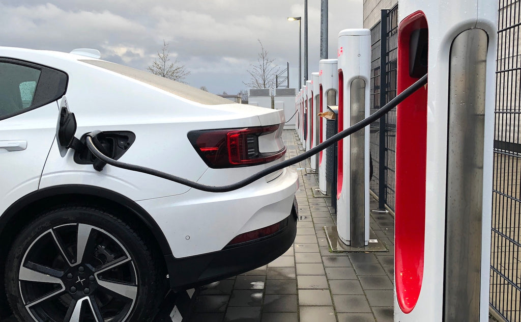 Polestar der lader på Tesla i Illertissen