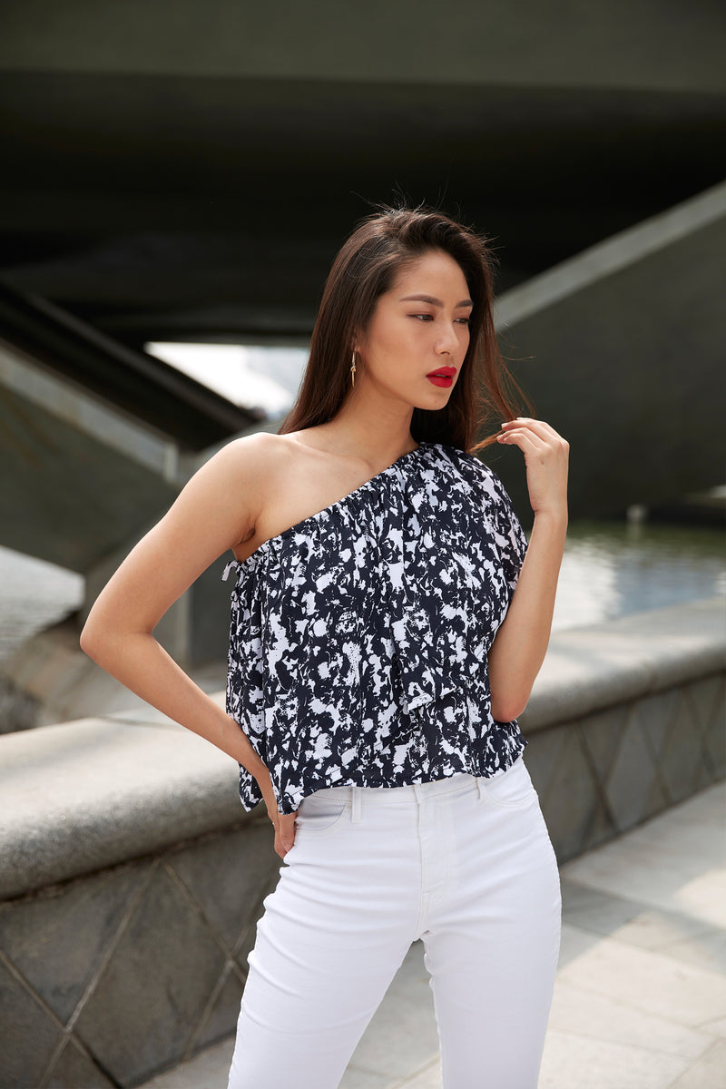 Black and White Asymmetric Top – Liv 