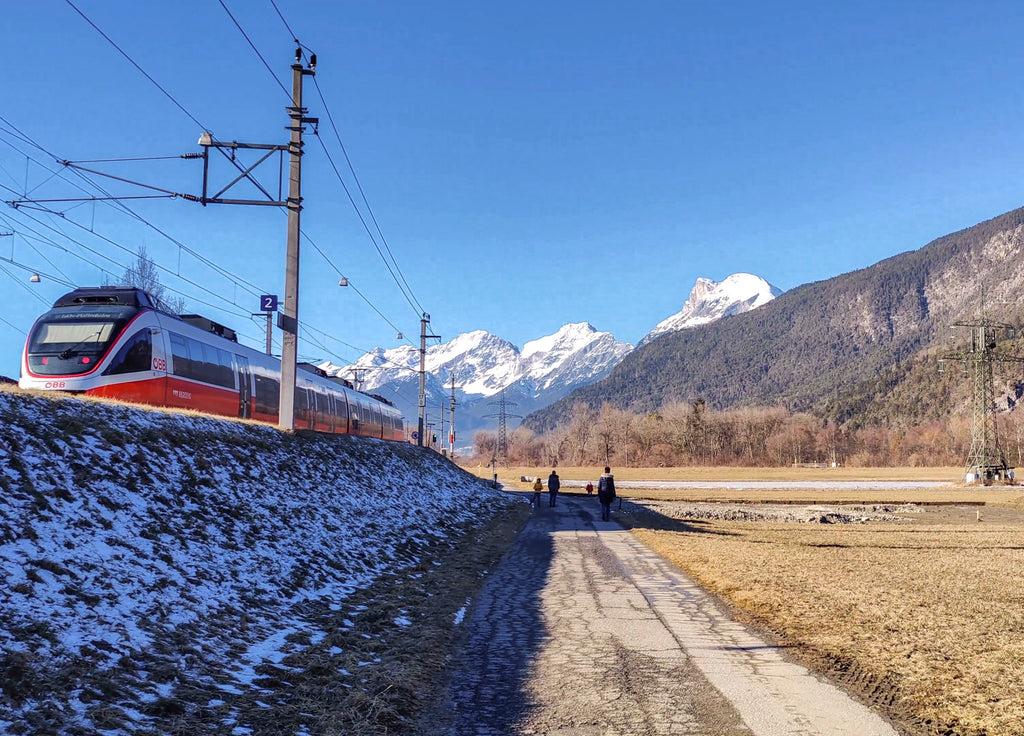 Zug mit Panorama in Tirol