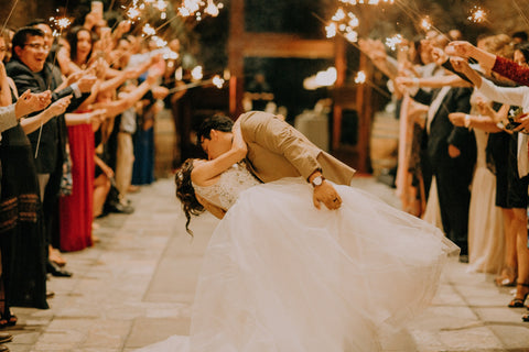 Novios bailando en su boda mientras se besan