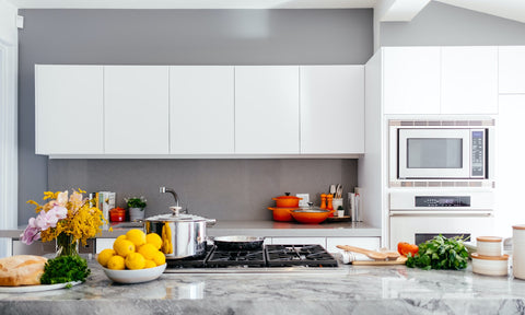 Cocina completa con cuencos con verduras y utensilios