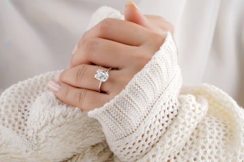 Mano de mujer usando anillo de diamante