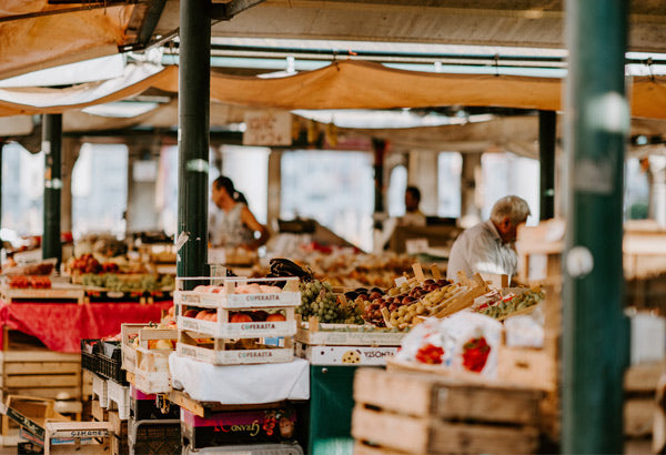 4 sustainable lifestyle goals for the new year - farmers market produce.