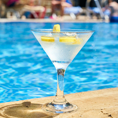 Martini Cocktail am Pool mit Zitronenzeste