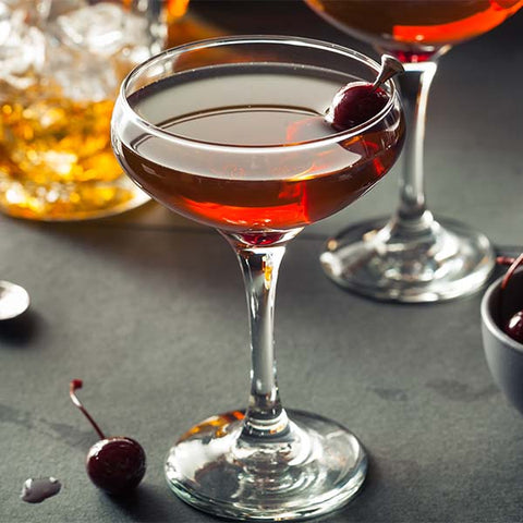 Ward Eight Cocktail mit Kirsche auf schwarzem Grund, Bourbon