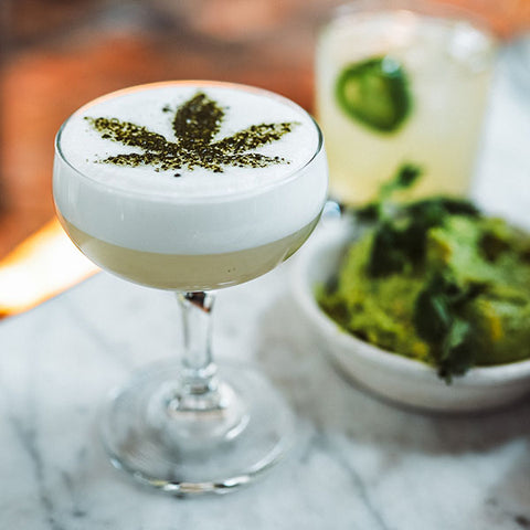 cocktail mit cannabis blatt als dekor