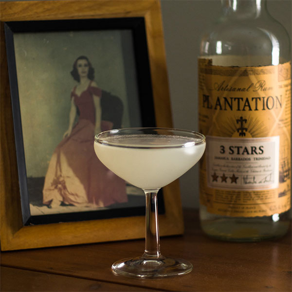 Daiquiri Cocktails mit Bild im Hintergrund auf einem Holztisch