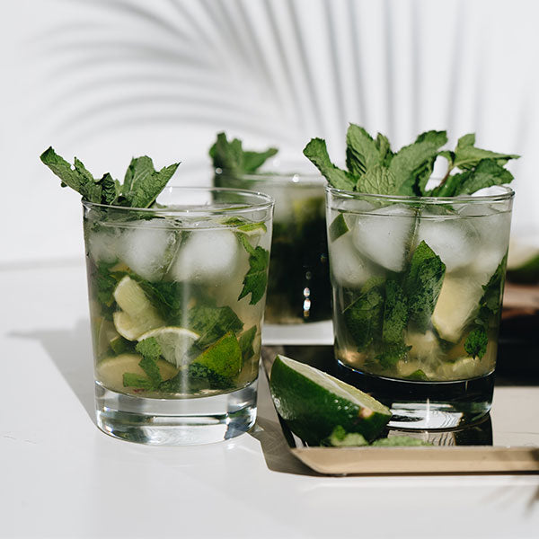 mojito cocktail mit minze und limette