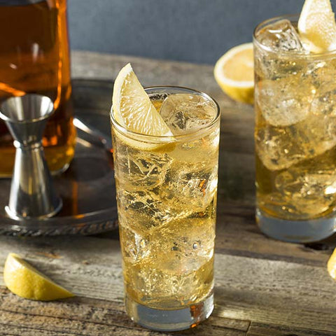 Whisky Cocktail Rye and Ginger mit Zitrone und Eis