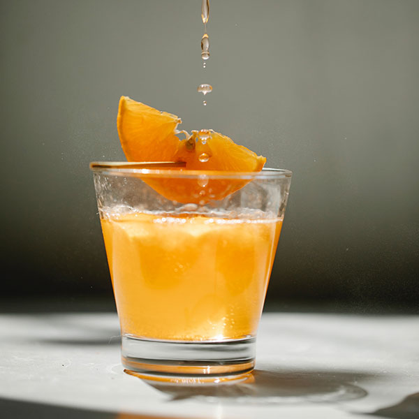 screwdriver cocktail gelb mit orange garniert