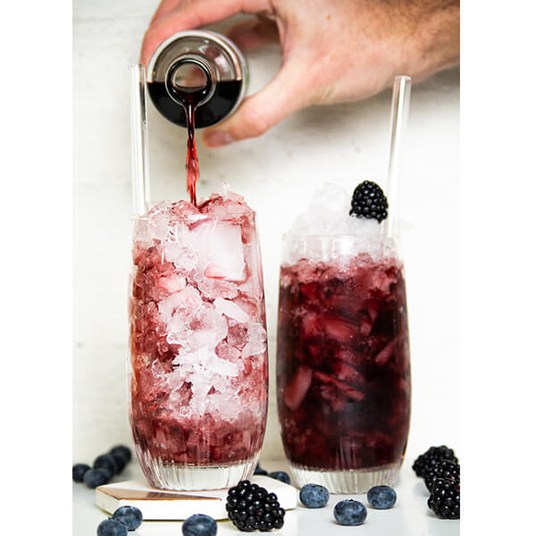 Swedish Muse Vodka Cocktail serviert mit Beeren