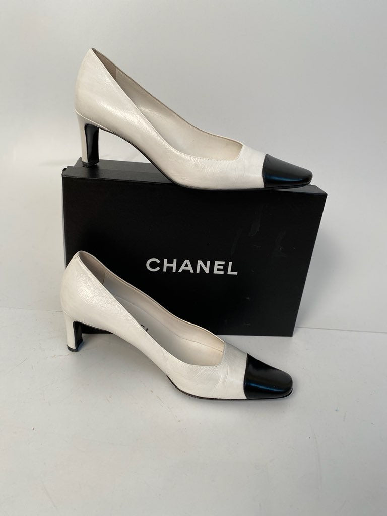 Udvalg had Colonial Vintage Classic Chanel White Black Leather bicolor Pump Heels EU 38 US –  HelensChanel