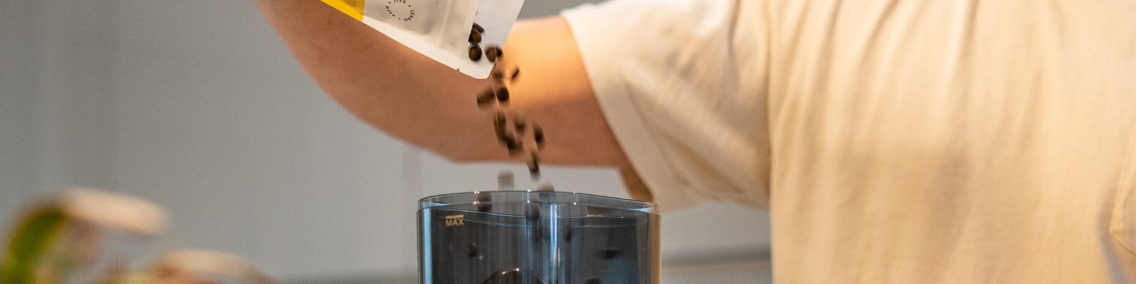 coffee scoop spoon to measure 15g of ground into beaker