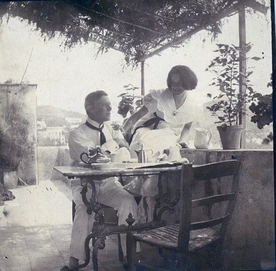 Ewers a Capri nel 1903 su un terrazzo di una villa caprese in compagnia della moglie