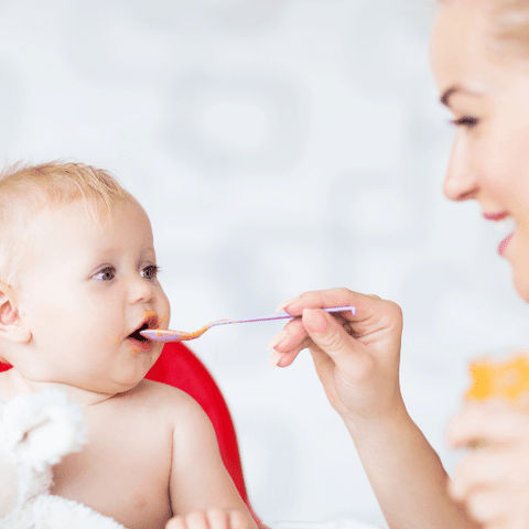 feeding baby solid food