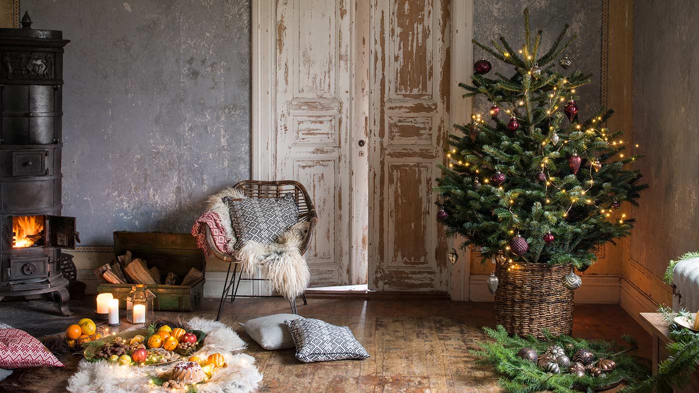 Vintage hangulatú karácsonyi szoba karácsonyfával és díszekkel.