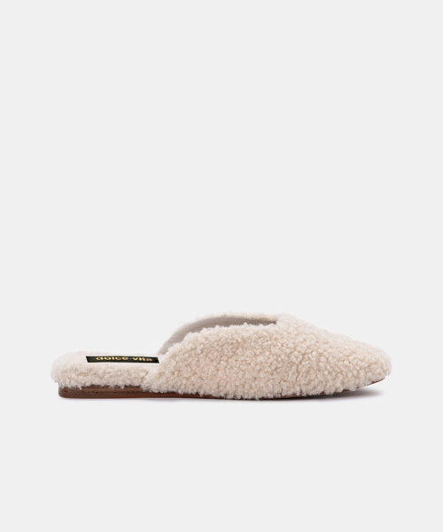 SHOES / SLIPPERS – Dolce Vita