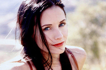 Get some more info on Ms. Courteney Cox.
